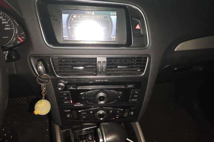 Used Audi Q5 2013 40 TFSI Ambition Audio And AC Panel