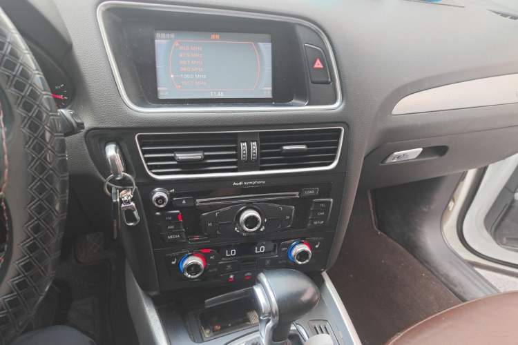 Used Audi Q5 2013 40 TFSI Technology Edition Audio And AC Panel