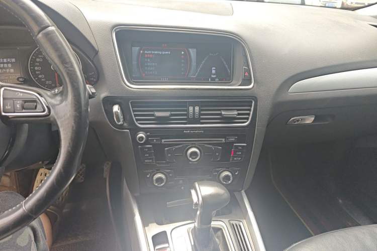 Used Audi Q5 2013 40 TFSI Technology Edition Audio And AC Panel