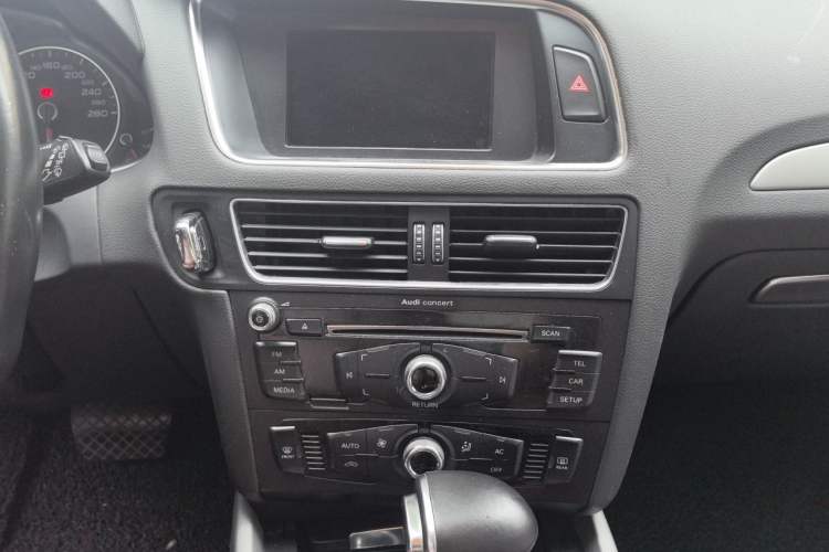 Used Audi Q5 2013 40 TFSI Ambition Audio And AC Panel