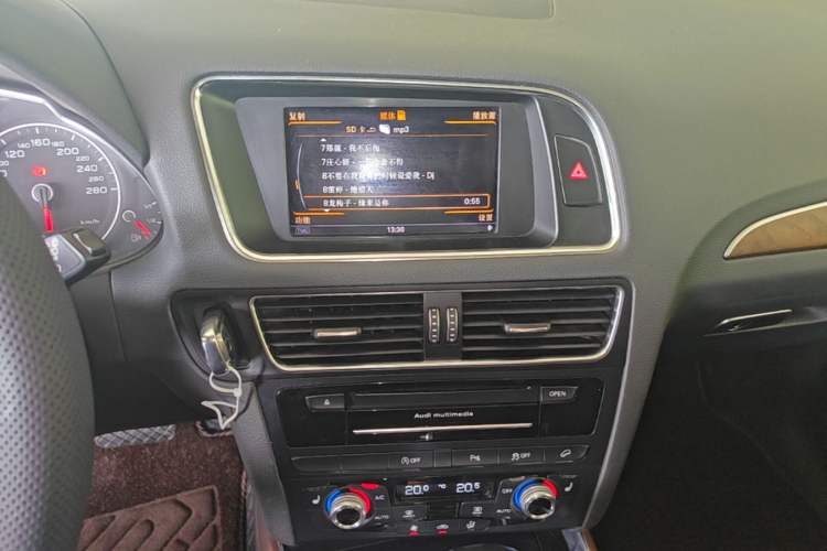 Used Audi Q5 2013 40 TFSI Comfort Edition Audio And AC Panel