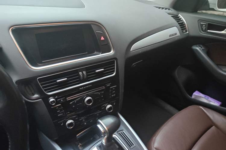 Used Audi Q5 2013 40 TFSI Technology Edition Audio And AC Panel