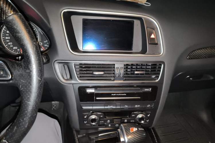 Used Audi Q5 2013 40 TFSI Technology Edition Audio And AC Panel