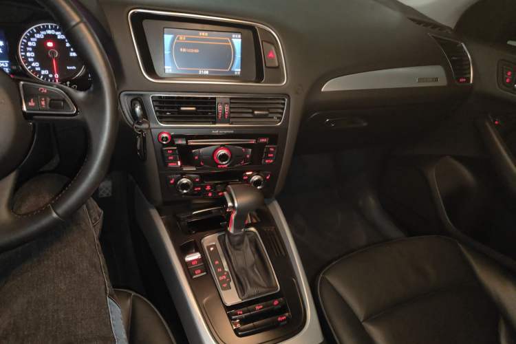Used Audi Q5 2013 40 TFSI Technology Edition Audio And AC Panel