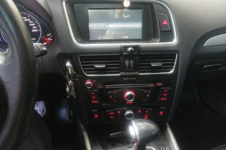 Used Audi Q5 2013 40 TFSI Ambition Audio And AC Panel