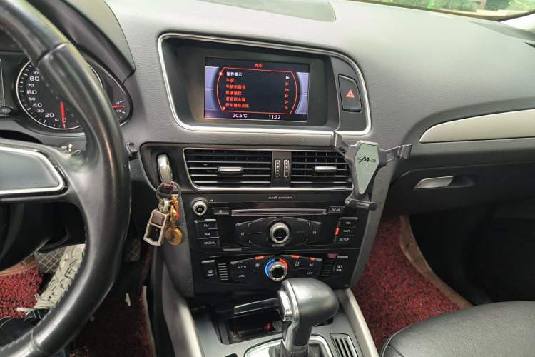 Used Audi Q5 2013 40 TFSI Ambition Audio And AC Panel