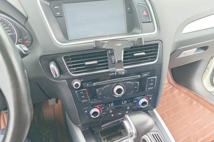 Used Audi Q5 2013 40 TFSI Technology Edition Audio And AC Panel