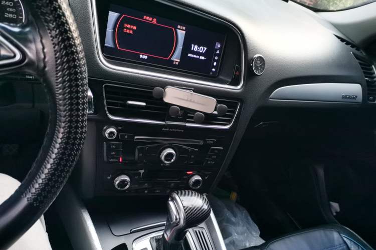 Used Audi Q5 2013 40 TFSI Technology Edition Audio And AC Panel