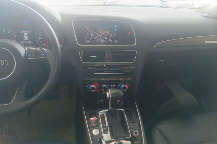 Used Audi Q5 2013 40 TFSI Comfort Edition Audio And AC Panel
