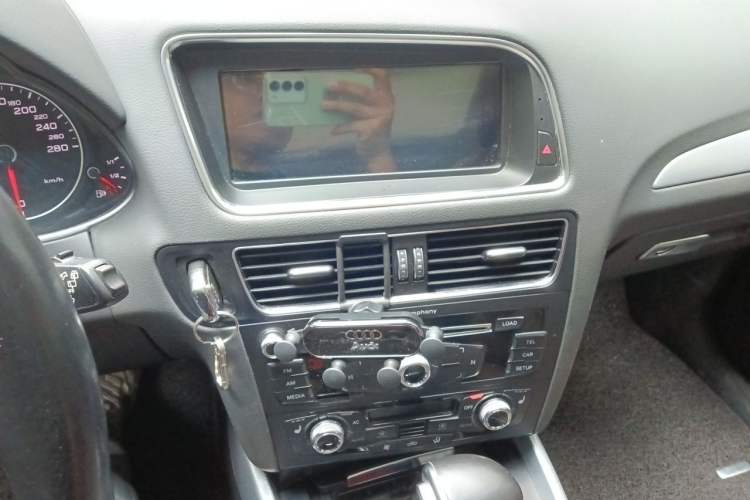 Used Audi Q5 2013 40 TFSI Technology Edition Audio And AC Panel
