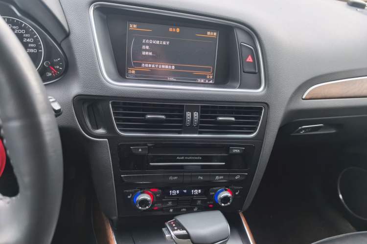 Used Audi Q5 2013 40 TFSI Comfort Edition Audio And AC Panel