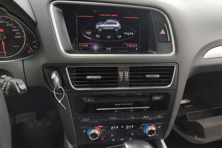 Used Audi Q5 2013 45 TFSI quattro Sport Edition Audio And AC Panel