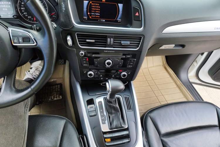 Used Audi Q5 2013 40 TFSI Technology Edition Audio And AC Panel