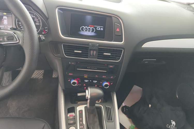 Used Audi Q5 2013 45 TFSI quattro Sport Edition Audio And AC Panel