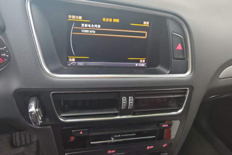 Used Audi Q5 2013 40 TFSI Ambition Audio And AC Panel