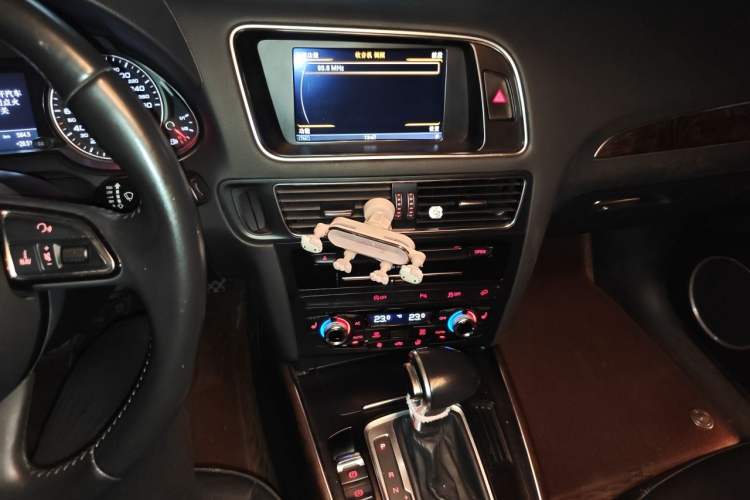 Used Audi Q5 2013 40 TFSI Comfort Edition Audio And AC Panel