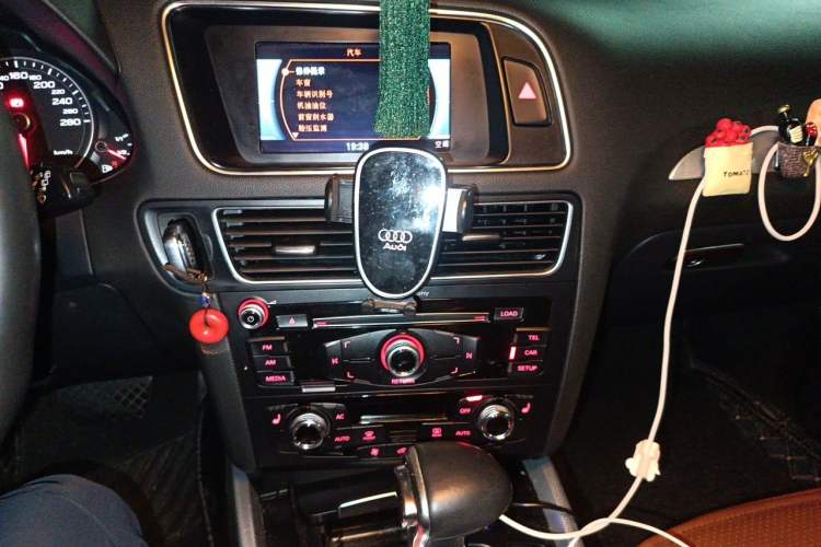 Used Audi Q5 2013 40 TFSI Technology Edition Audio And AC Panel