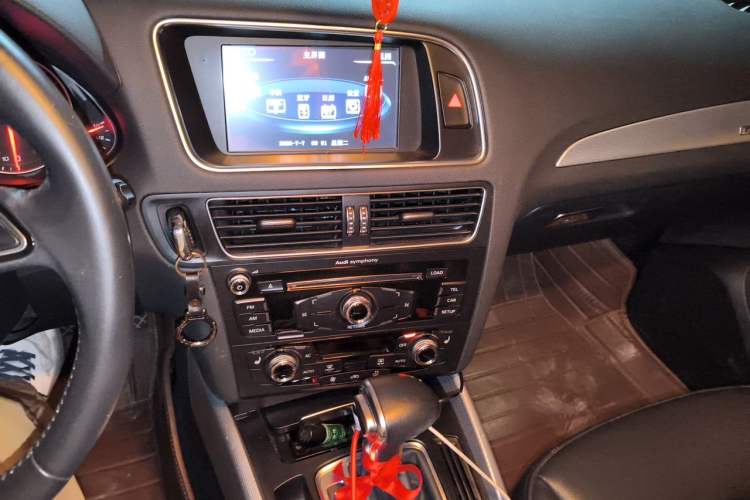Used Audi Q5 2013 40 TFSI Technology Edition Audio And AC Panel