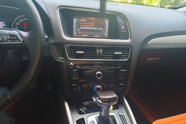 Used Audi Q5 2013 40 TFSI Ambition Audio And AC Panel