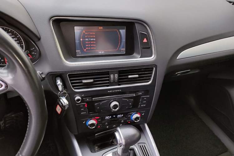 Used Audi Q5 2013 40 TFSI Technology Edition Audio And AC Panel