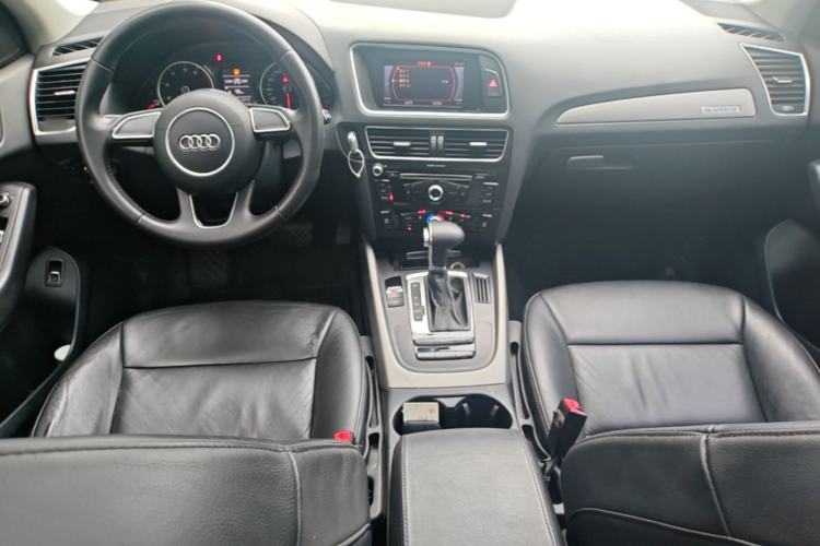 Used Audi Q5 2013 40 TFSI Ambition Center Console