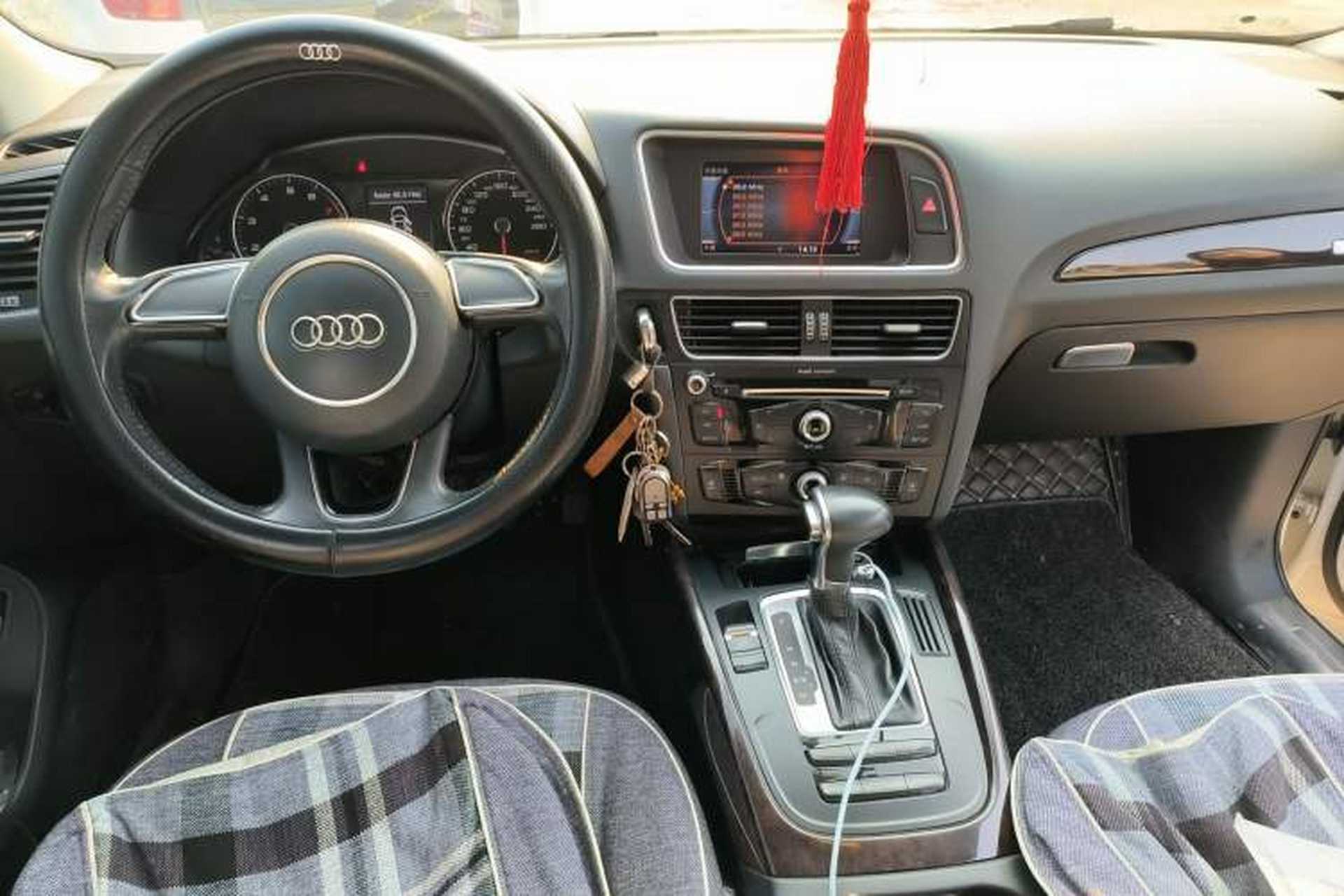 Used Audi Q5 2013 40 TFSI Ambition Center Console