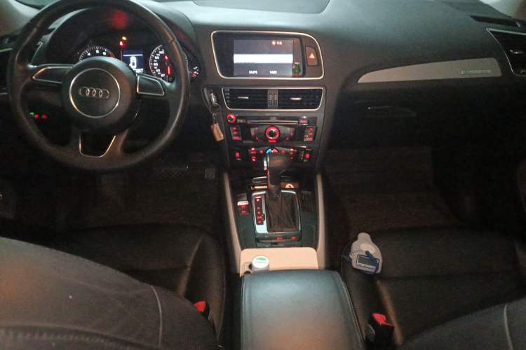 Used Audi Q5 2013 40 TFSI Ambition Center Console