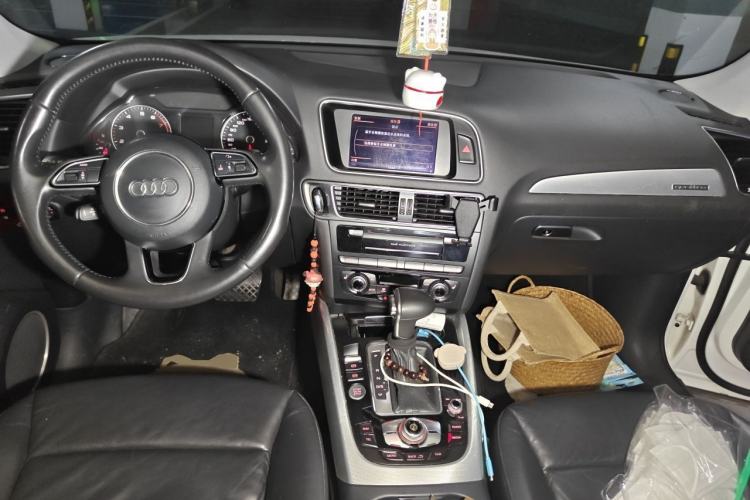 Used Audi Q5 2013 45 TFSI quattro Sport Edition Center Console