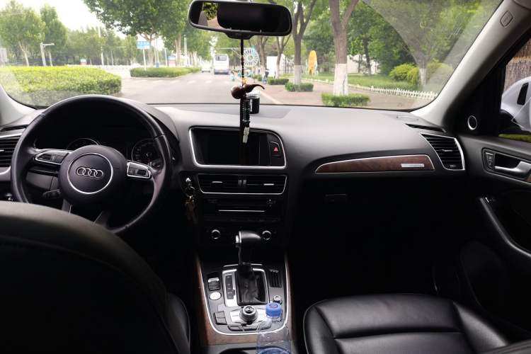 Used Audi Q5 2013 40 TFSI Comfort Edition Center Console