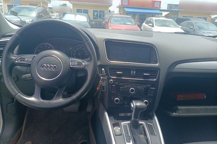 Used Audi Q5 2013 40 TFSI Technology Edition Center Console