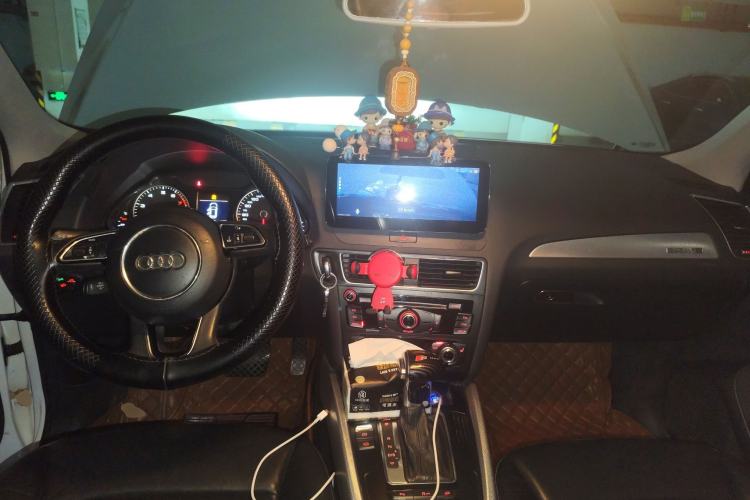 Used Audi Q5 2013 40 TFSI Technology Edition Center Console