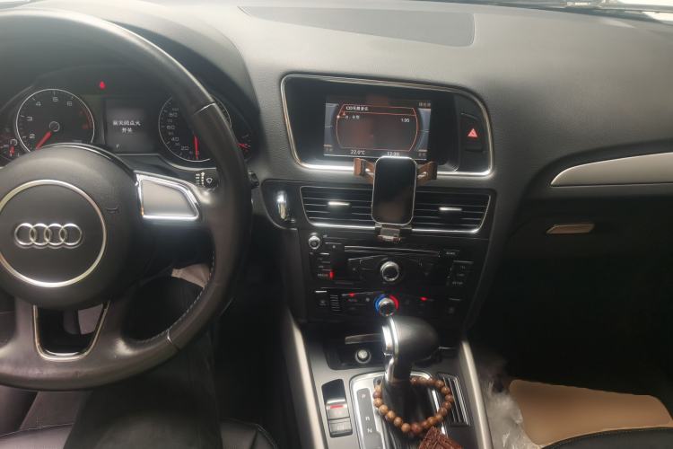 Used Audi Q5 2013 40 TFSI Ambition Center Console