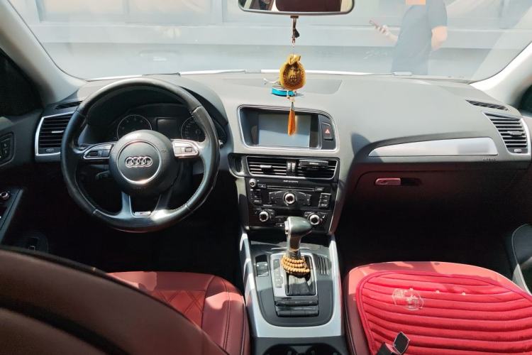 Used Audi Q5 2013 40 TFSI Technology Edition Center Console