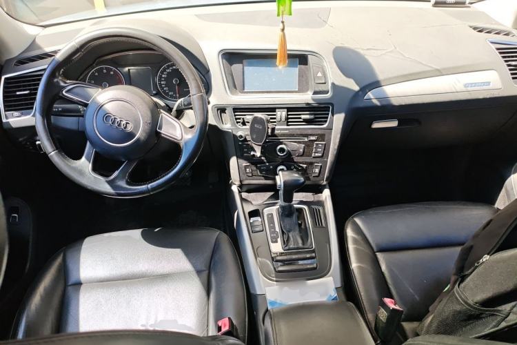 Used Audi Q5 2013 40 TFSI Ambition Center Console