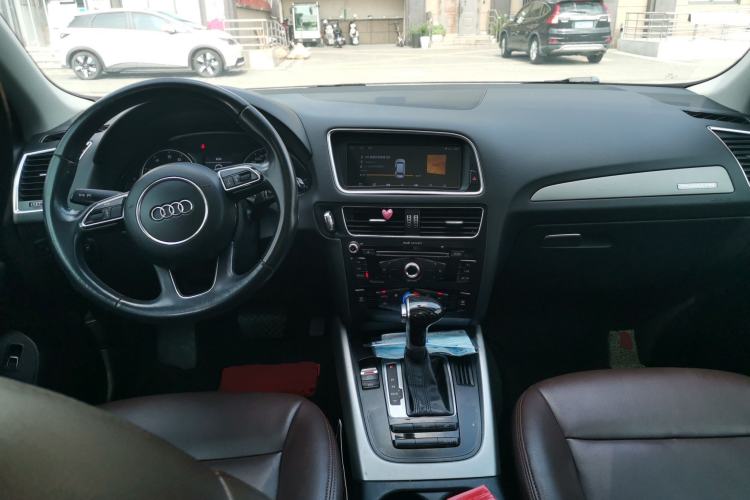 Used Audi Q5 2013 40 TFSI Ambition Center Console