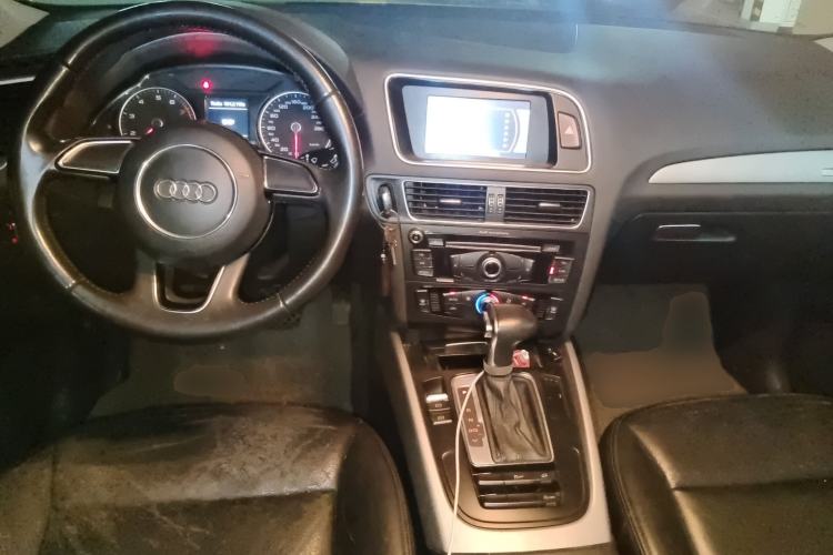 Used Audi Q5 2013 40 TFSI Ambition Center Console