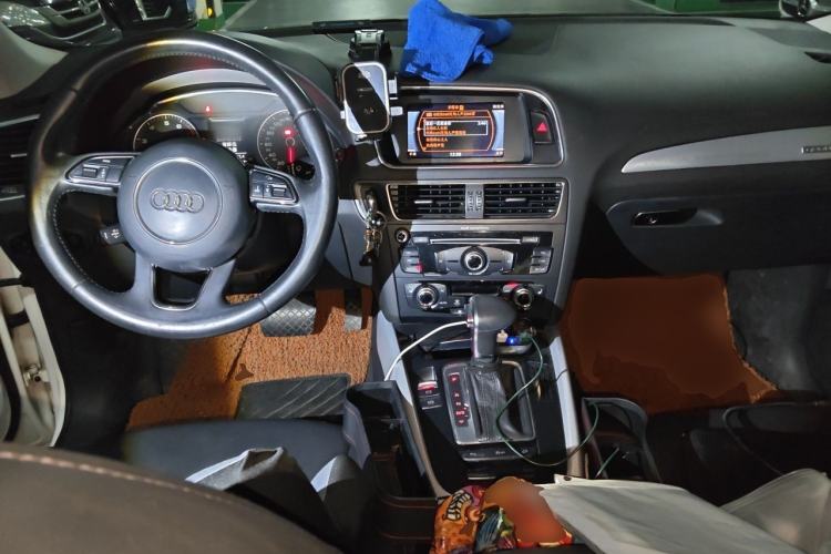 Used Audi Q5 2013 40 TFSI Technology Edition Center Console