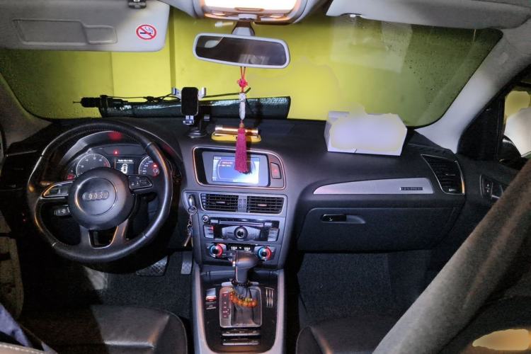 Used Audi Q5 2013 40 TFSI Technology Edition Center Console