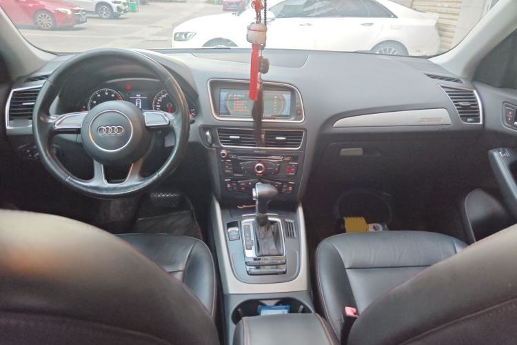Used Audi Q5 2013 40 TFSI Ambition Center Console