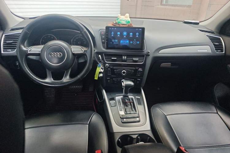 Used Audi Q5 2013 40 TFSI Ambition Center Console