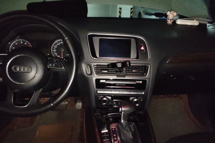 Used Audi Q5 2013 40 TFSI Comfort Edition Center Console