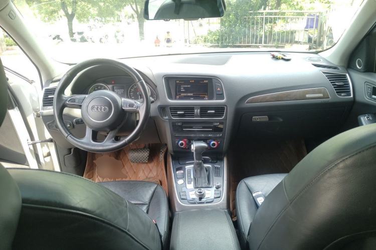 Used Audi Q5 2013 40 TFSI hybrid Center Console