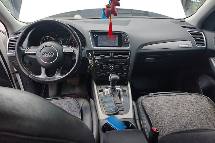 Used Audi Q5 2013 40 TFSI Ambition Center Console
