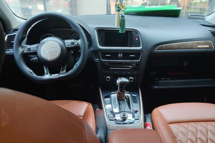 Used Audi Q5 2013 40 TFSI Comfort Edition Center Console
