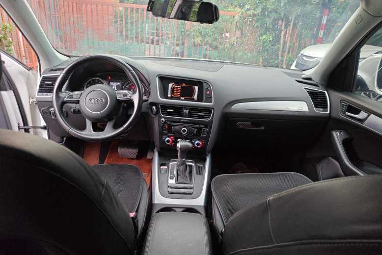Used Audi Q5 2013 40 TFSI Technology Edition Center Console