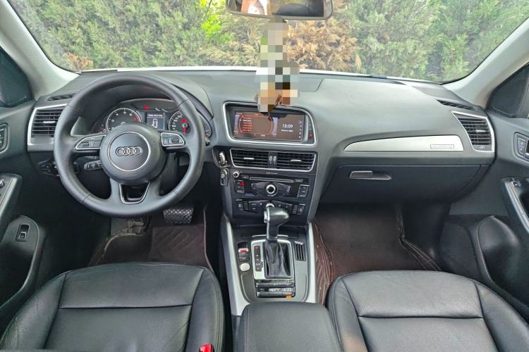 Used Audi Q5 2013 40 TFSI Ambition Center Console