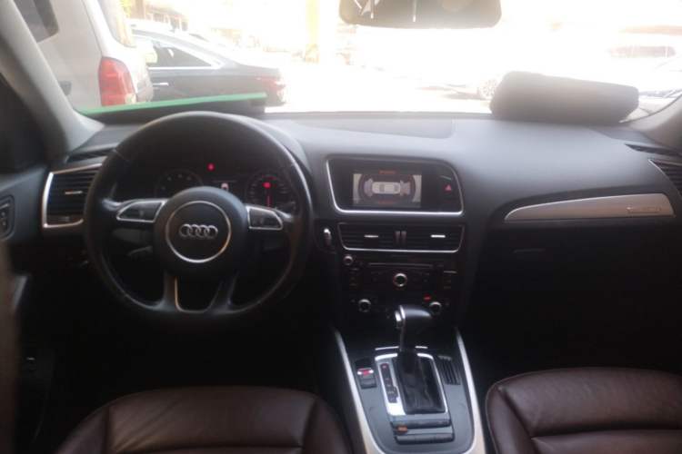Used Audi Q5 2013 40 TFSI Technology Edition Center Console