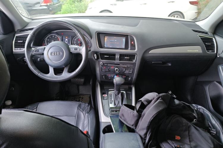 Used Audi Q5 2013 40 TFSI Ambition Center Console