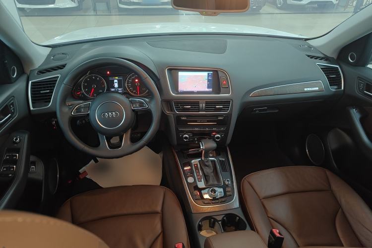 Used Audi Q5 2013 40 TFSI Comfort Edition Center Console