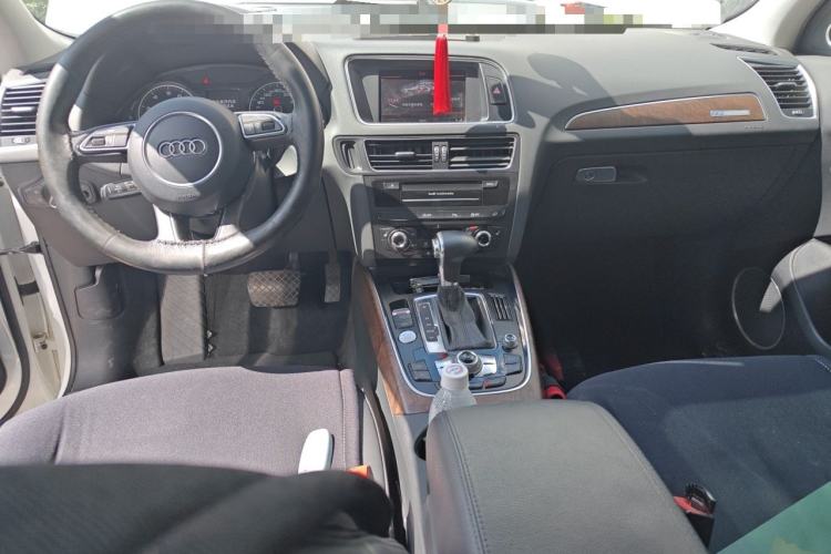 Used Audi Q5 2013 40 TFSI Comfort Edition Center Console